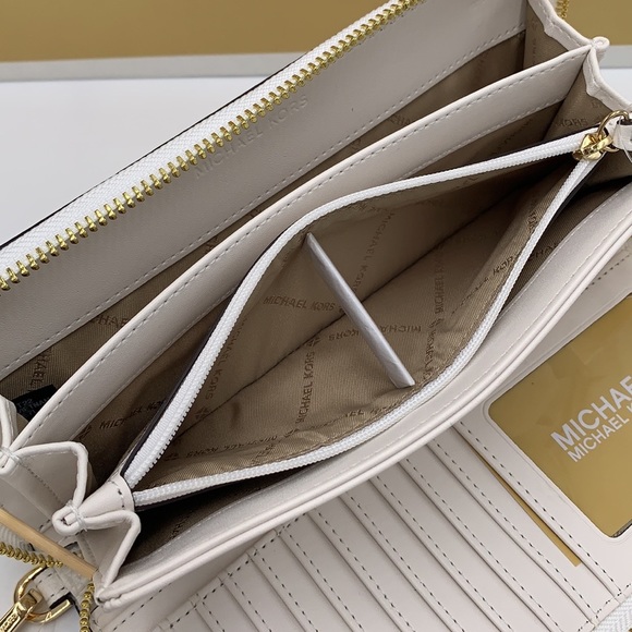 MICHAEL KORS LARGE TRAVEL CONTINENTAL WRISTLET WALLET OPTIC WHITE COLOR
NWT - Picture 6 of 16